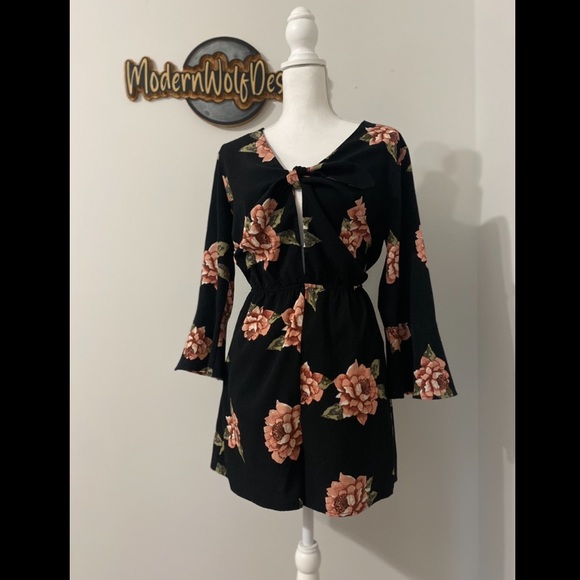 ⏰ Xhilaration Floral Tie Front Romper - M - Picture 2 of 5